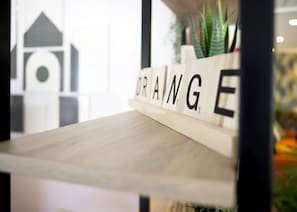 A wooden shelf with the word "ORANGE" spelled out in letters. - Campanile NATURE - Orange (Orange)