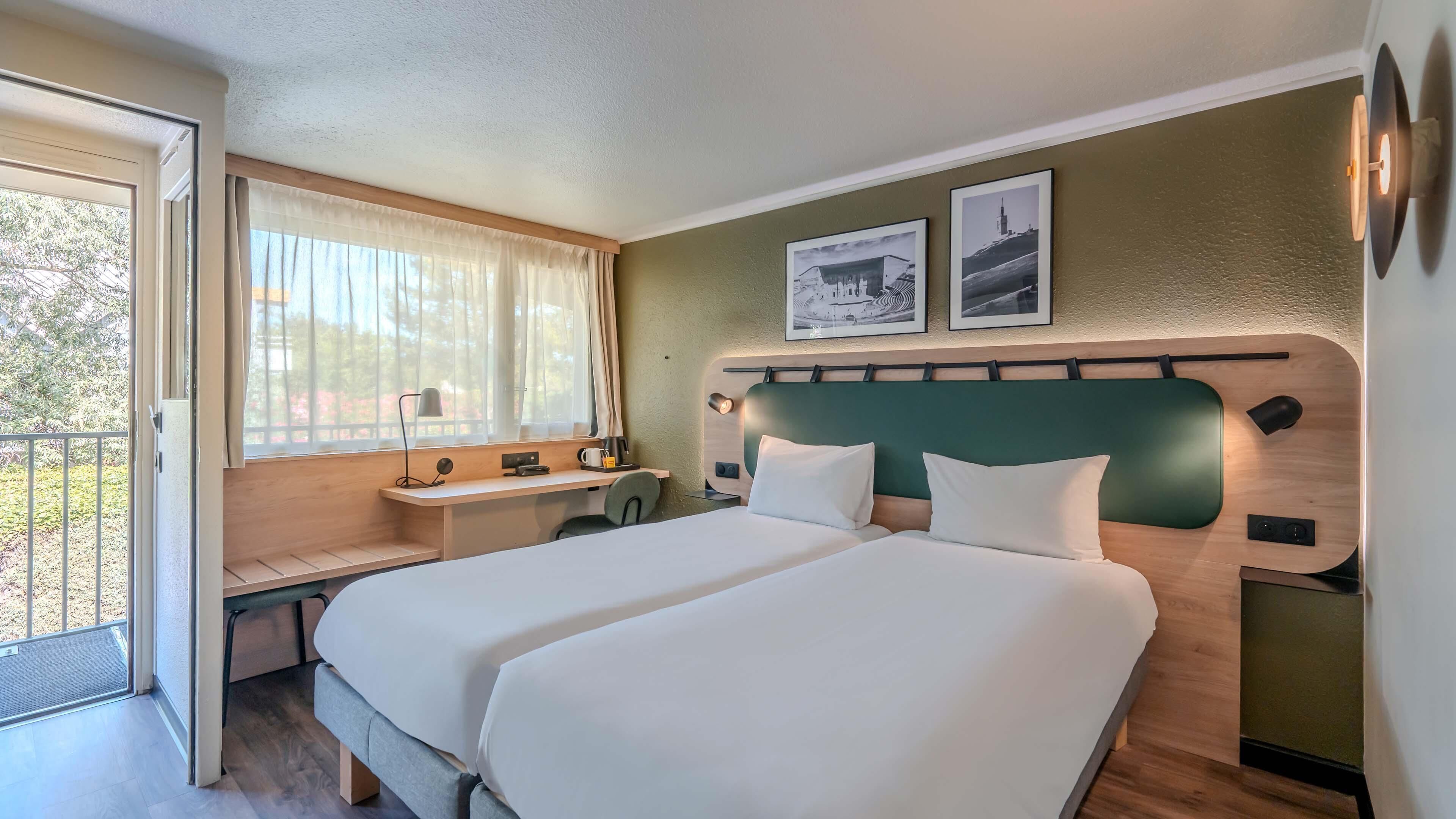 Luxe beddengoed, een bureau, verduisterende gordijnen, gratis wifi