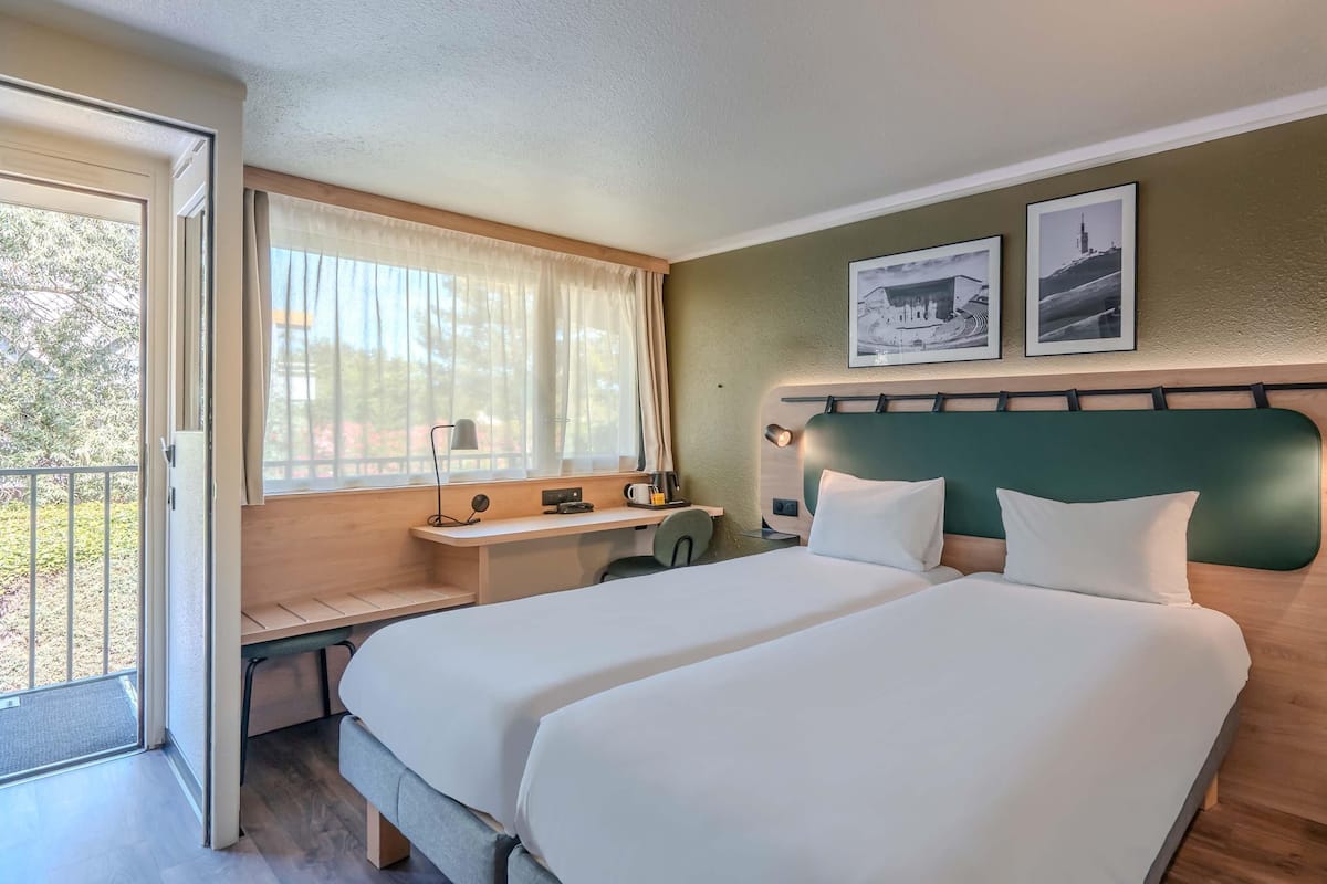 Standard Room, 2 Twin Beds | Premium bedding, desk, blackout drapes, WiFi (free)