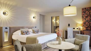 Junior Suite Business | Premium bedding, in-room safe, desk, iron/ironing board