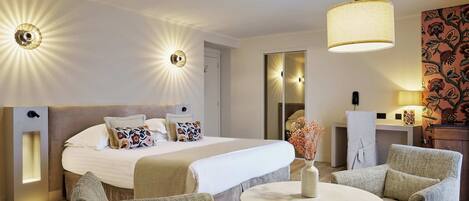 Premium bedding, in-room safe, desk, iron/ironing board