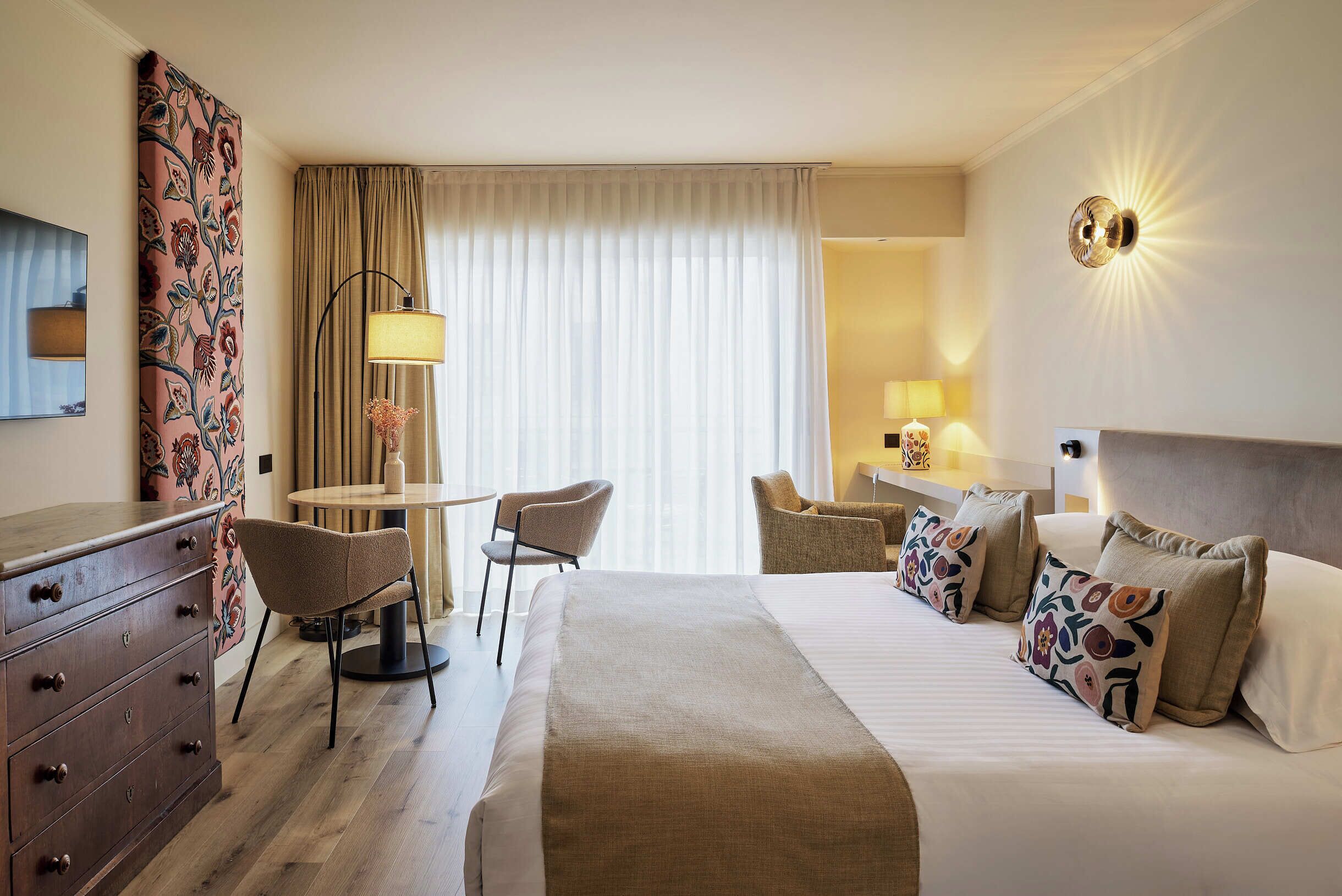 Superior kamer | Luxe beddengoed, een kluis op de kamer, een bureau