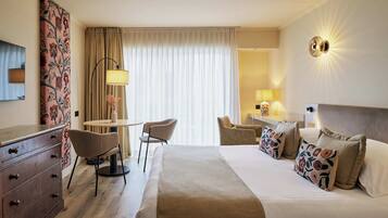 Superior kamer | Luxe beddengoed, een kluis op de kamer, een bureau