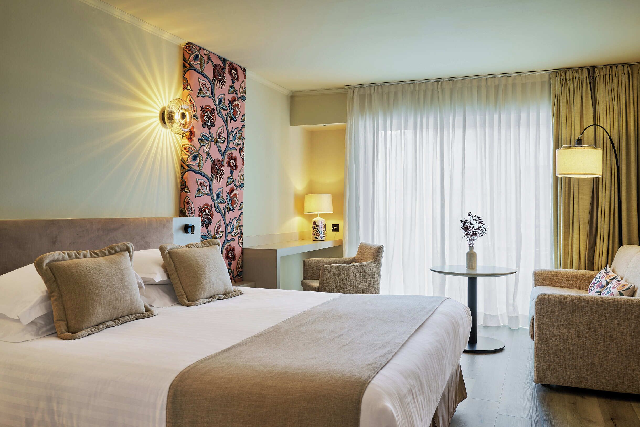 Junior Suite | Premium bedding, in-room safe, desk, iron/ironing board