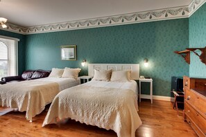 Signature Double Room, River View 204 | Premium bedding, iron/ironing board, free WiFi, bed sheets - Kingsley Inn (Fort Madison)