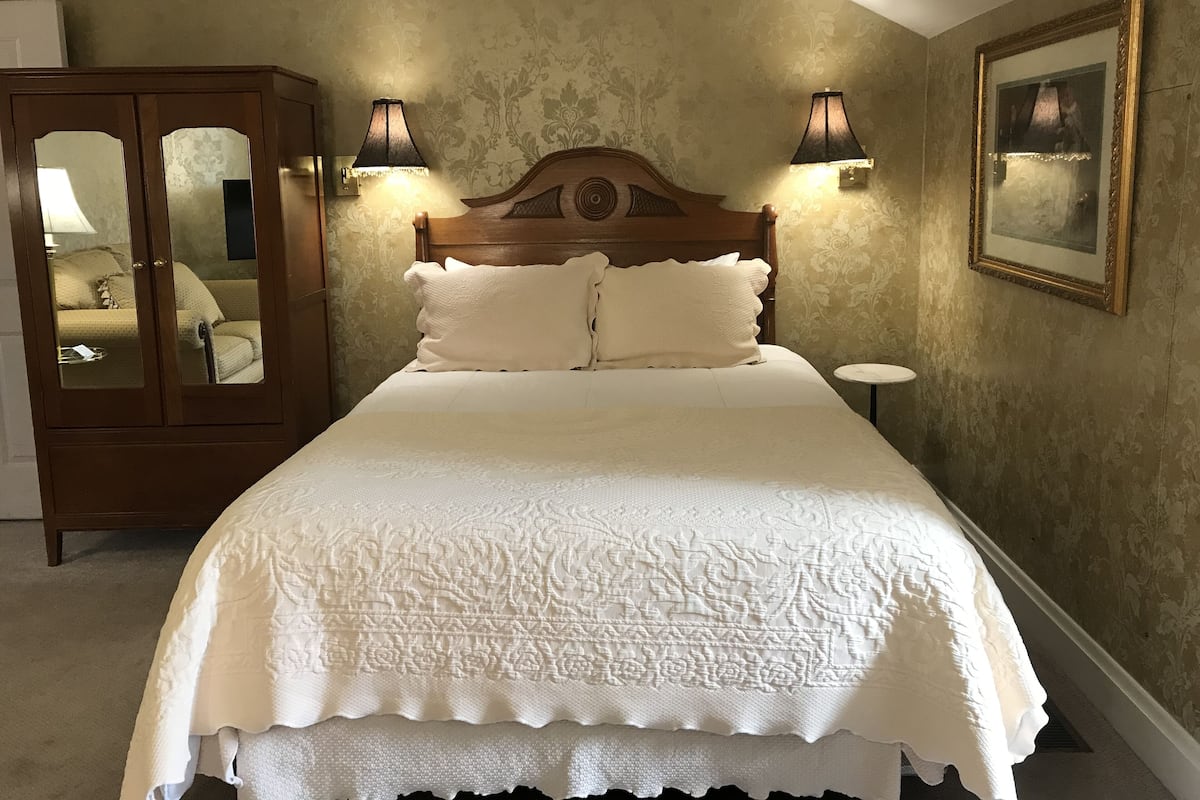 Romantic Room, River View 305 | 1 bedroom, premium bedding, iron/ironing board, free WiFi