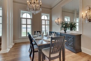 Luxury Suite, 1 King Bed with Sofa bed, River View | In-room dining - Kingsley Inn (Fort Madison)