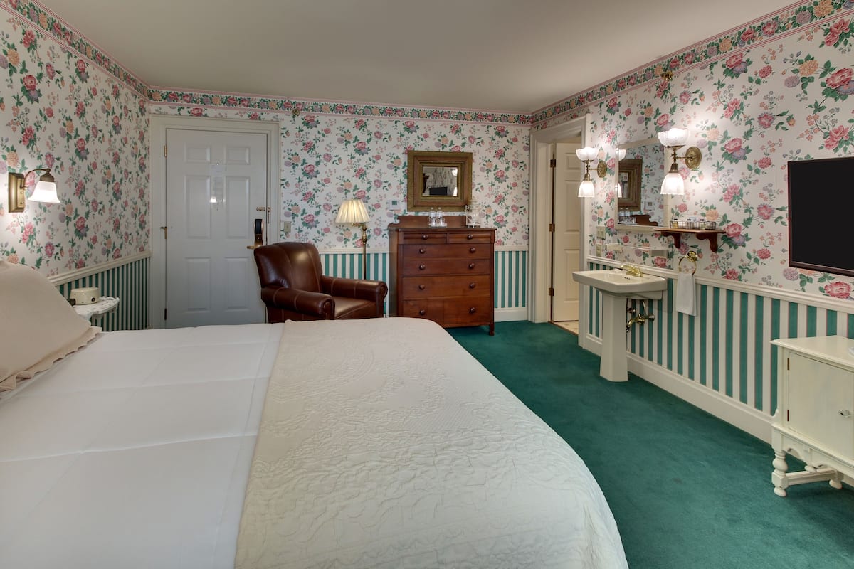 Standard Room, 1 Queen Bed, River View 304 | 1 bedroom, premium bedding, iron/ironing board, free WiFi