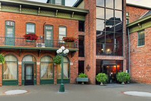 Courtyard - Kingsley Inn (Fort Madison)