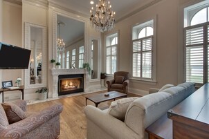 奢華套房, 1 張特大雙人床及 1 張梳化床, 河景 | 客廳 | LED 電視、書籍