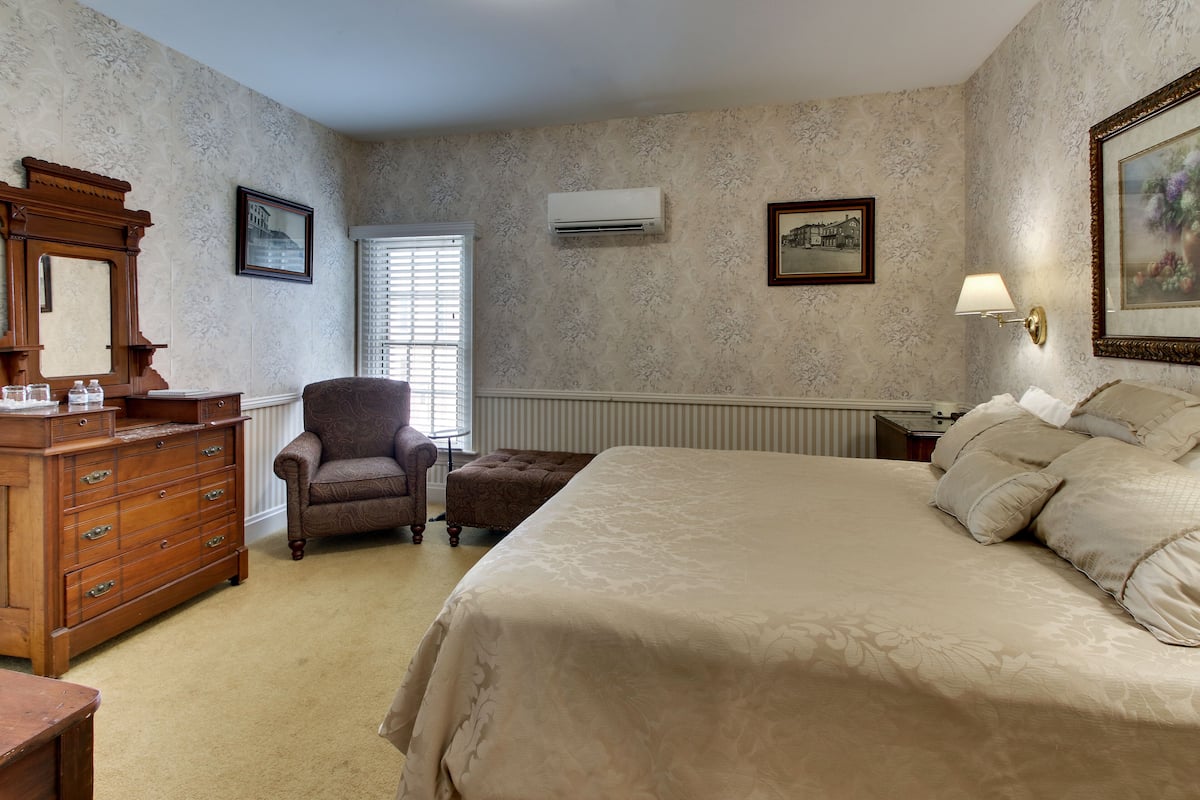 Room, Courtyard View | 1 bedroom, premium bedding, iron/ironing board, free WiFi