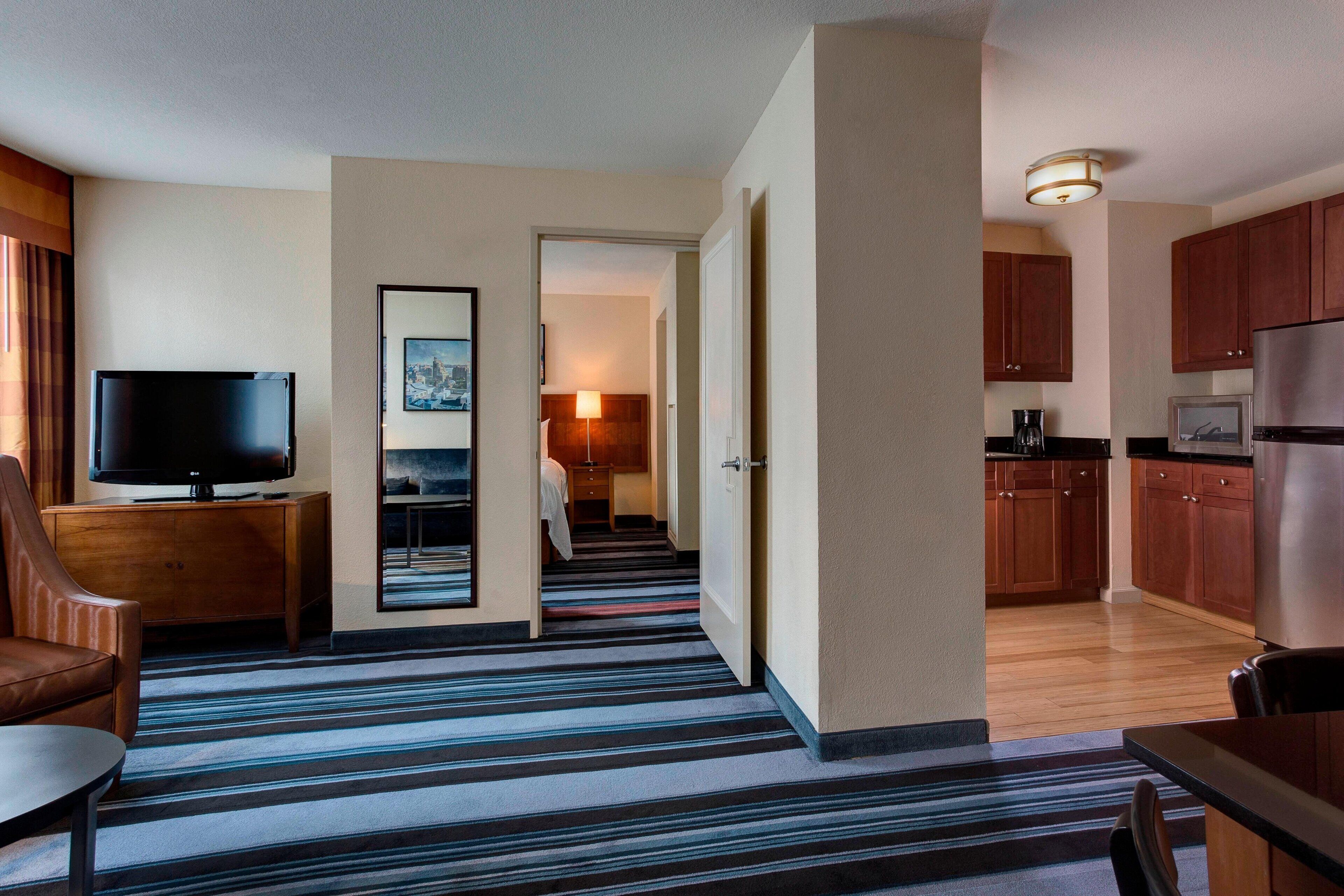 suite, 1 double bed, non smoking | premium bedding, in-room safe, desk, laptop workspace