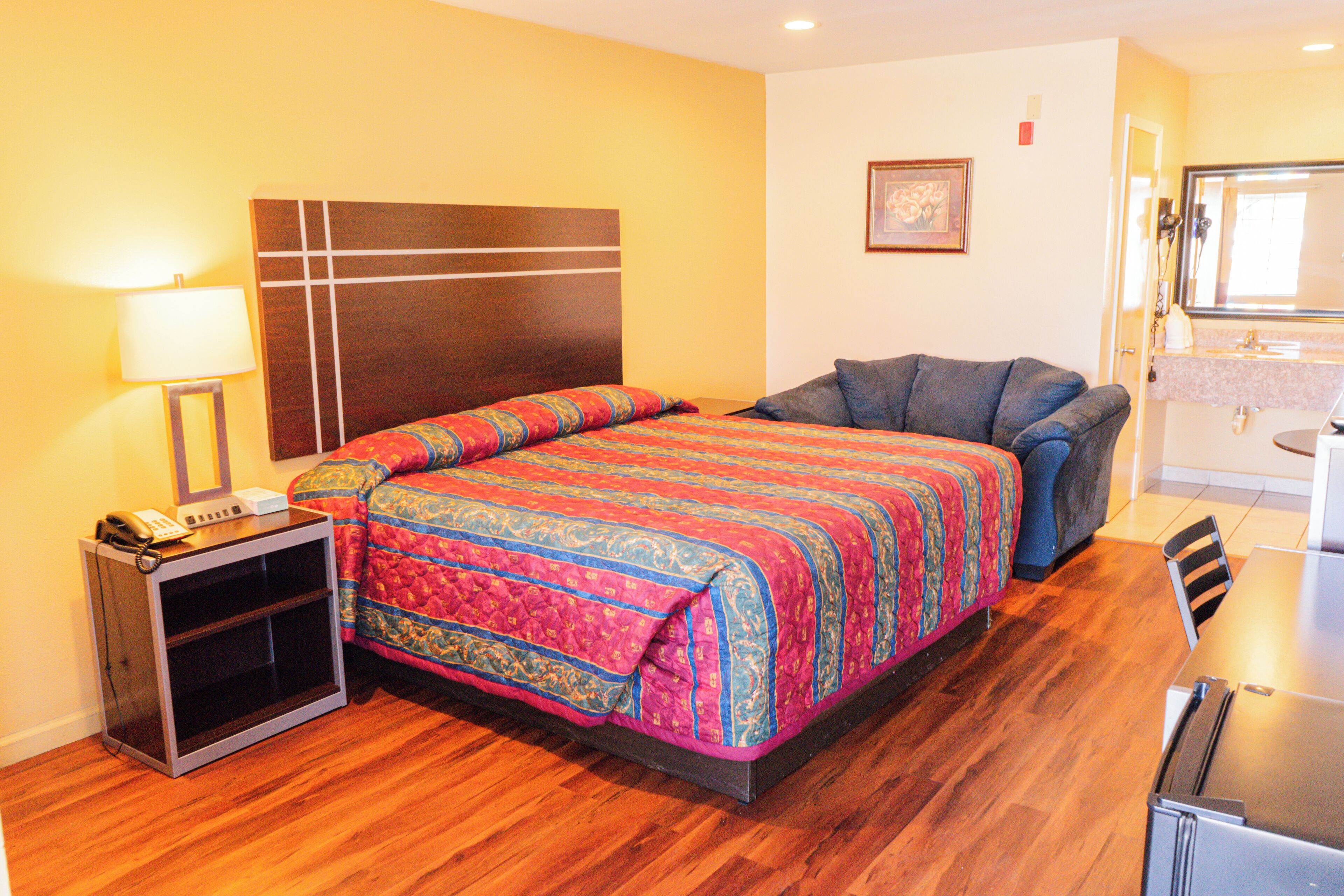 Standaard kamer, 1 kingsize bed, niet-roken | Een bureau, een strijkplank/strijkijzer, gratis wifi, beddengoed