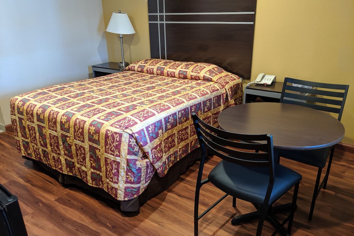 Kamar Standar, 1 Tempat Tidur Queen, Boleh Merokok | Meja kerja, setrika/meja setrika, Wi-Fi gratis, dan seprai linen