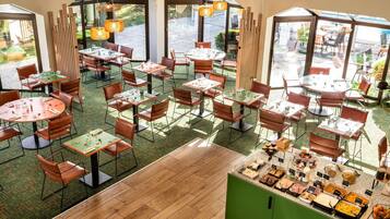 Daily buffet breakfast (EUR 13.5 per person)