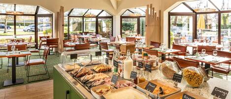 Petit déjeuner buffet (13.5 EUR par personne)