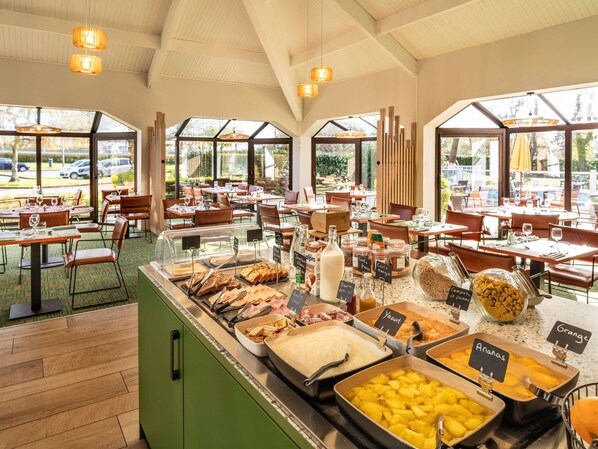 Colazione a buffet, servita tutte le mattine (13.5 EUR a persona) 