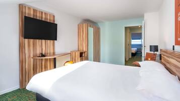 Luxe beddengoed, Select Comfort-bedden, een bureau, een laptopwerkplek