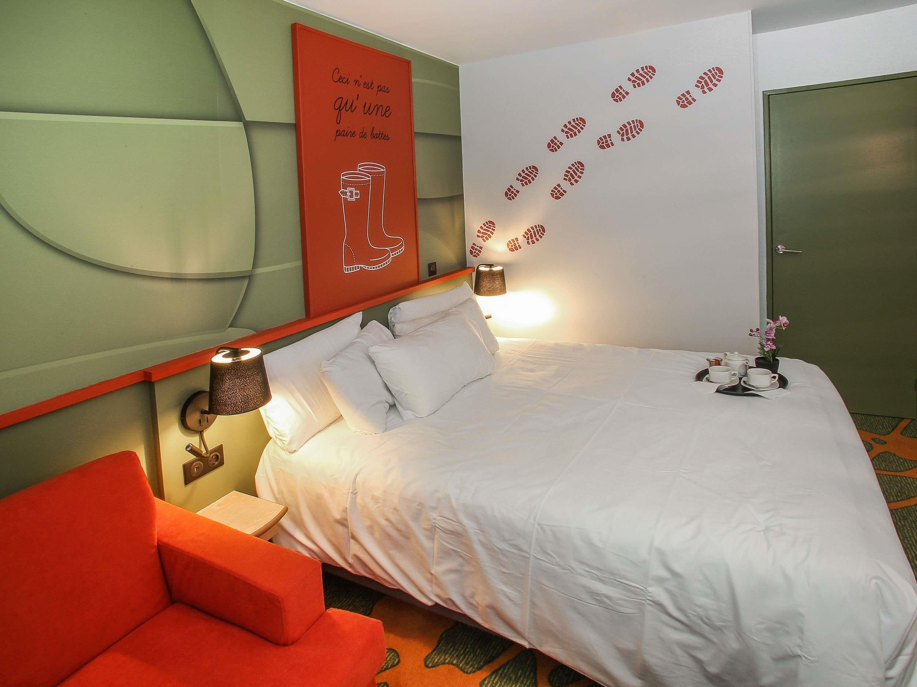 Standard Room, 1 Queen Bed with Sofa bed | Premium bedding, Select Comfort beds, desk, laptop workspace