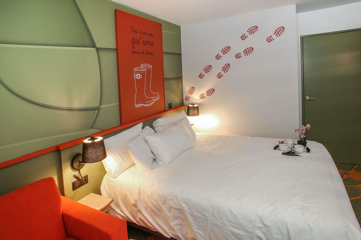 Standard Room, 1 Queen Bed with Sofa bed | Premium bedding, Select Comfort beds, desk, laptop workspace