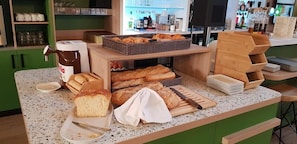 TĂ€gliches FrĂŒhstĂŒcksbuffet (13.5 EUR pro Person)