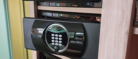 Conjunto de teclados eletrônicos identificados com 'ASSA ABLOY' sobre uma prateleira de madeira.