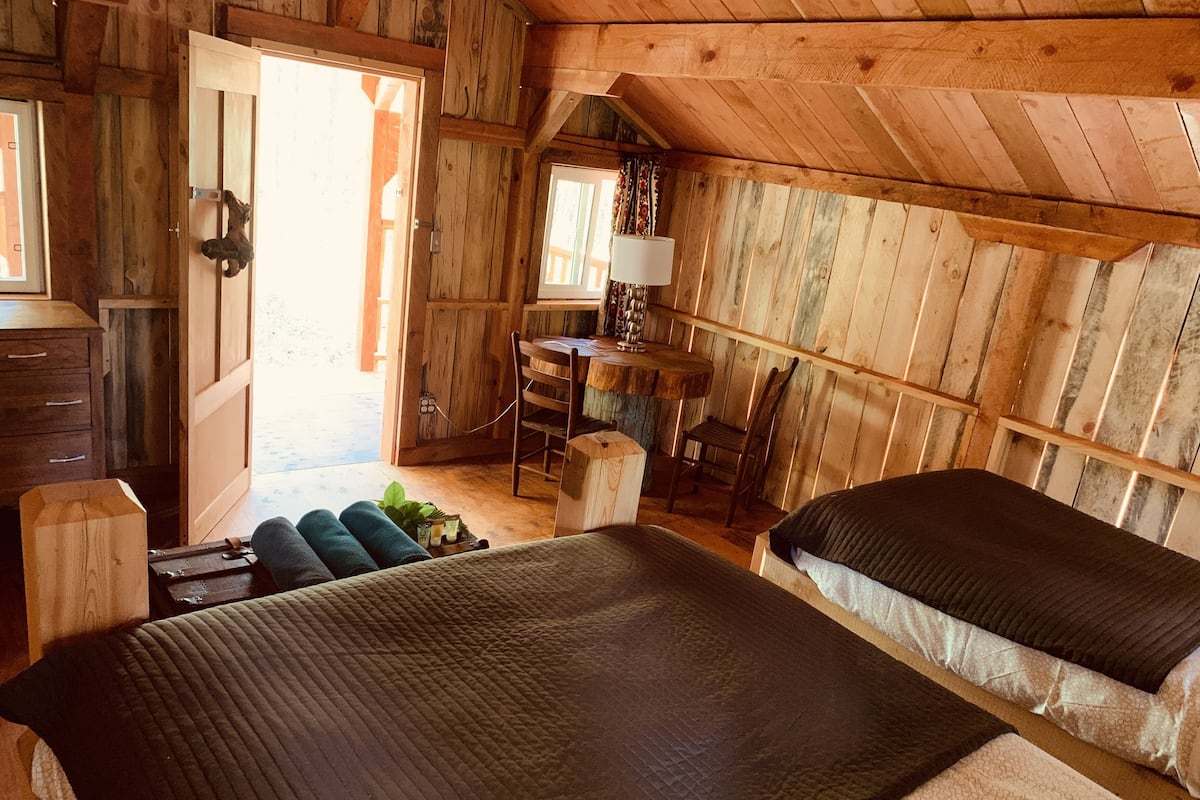 Family Cabin, Balcony, Mountain View | Peralatan tempat tidur premium, cadar katil