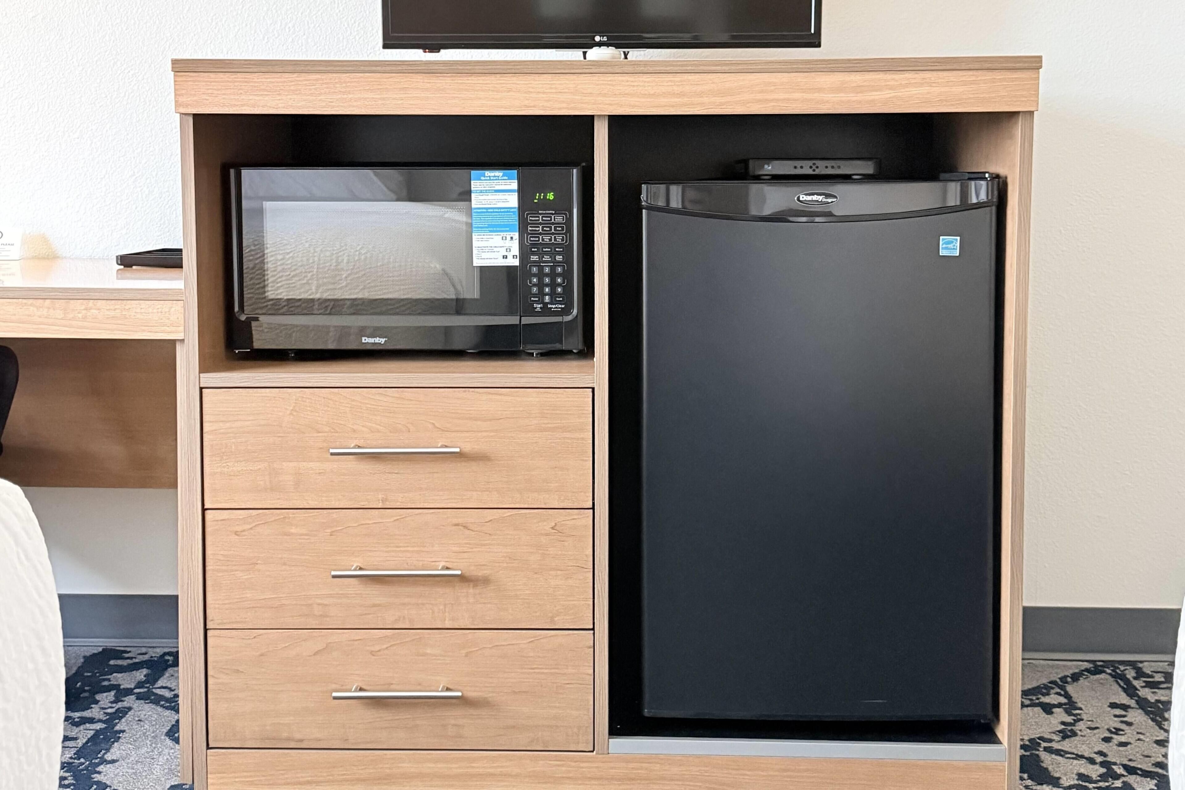 Työpöytä, kannettavalle tietokoneelle sopiva työtila, pimennysverhot