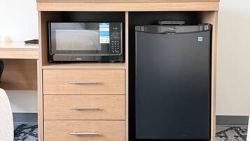 Työpöytä, kannettavalle tietokoneelle sopiva työtila, pimennysverhot