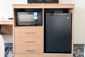 Una scrivania, postazione laptop, tende oscuranti, insonorizzazione