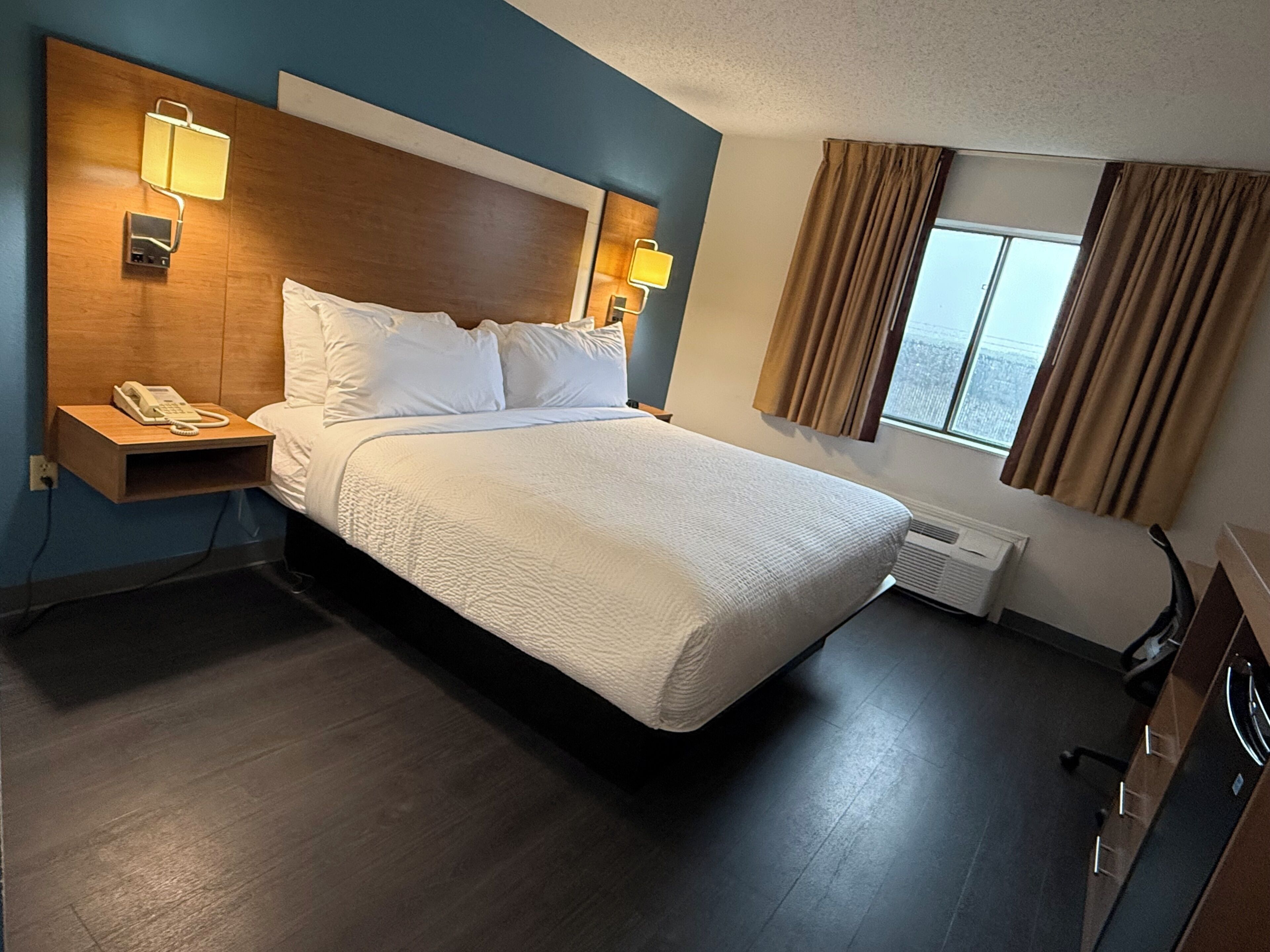 مكتب ومساحة عمل للكمبيوتر المحمول وستائر تعتيم وتجهيزات عازلة للصوت