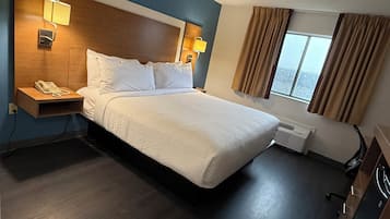 مكتب ومساحة عمل للكمبيوتر المحمول وستائر تعتيم وتجهيزات عازلة للصوت