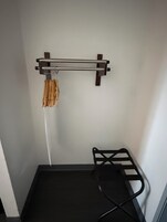 Escritorio, espacio para trabajar con un portátil, cortinas opacas