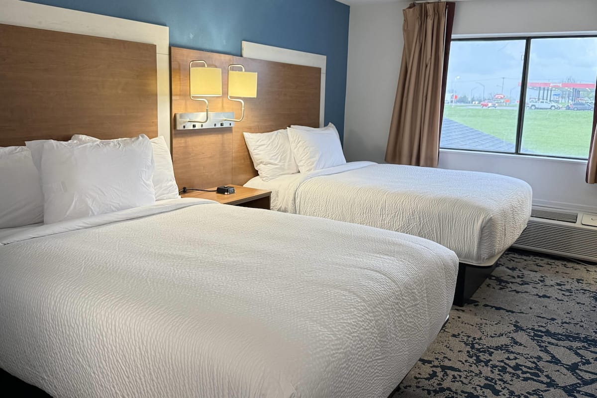 Zimmer, 2 Queen-Betten, Nichtraucher | Schreibtisch, laptopgeeigneter Arbeitsplatz, Verdunkelungsvorhänge