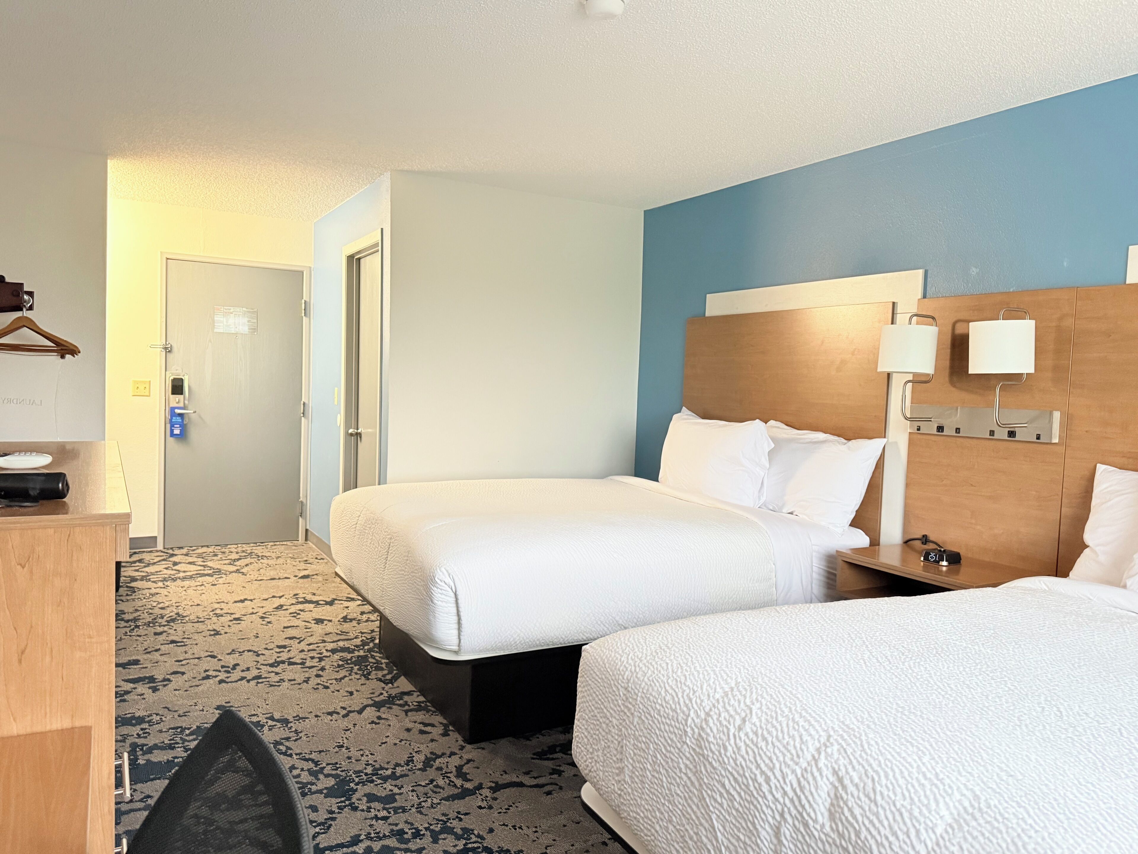 ห้องพัก, เตียงควีนไซส์ 2 เตียง, ปลอดบุหรี่ | โต๊ะทำงาน, พื้นที่ทำงานแบบใช้แล็ปท็อป, ผ้ าม่านกันแสง, ห้องเก็บเสียง