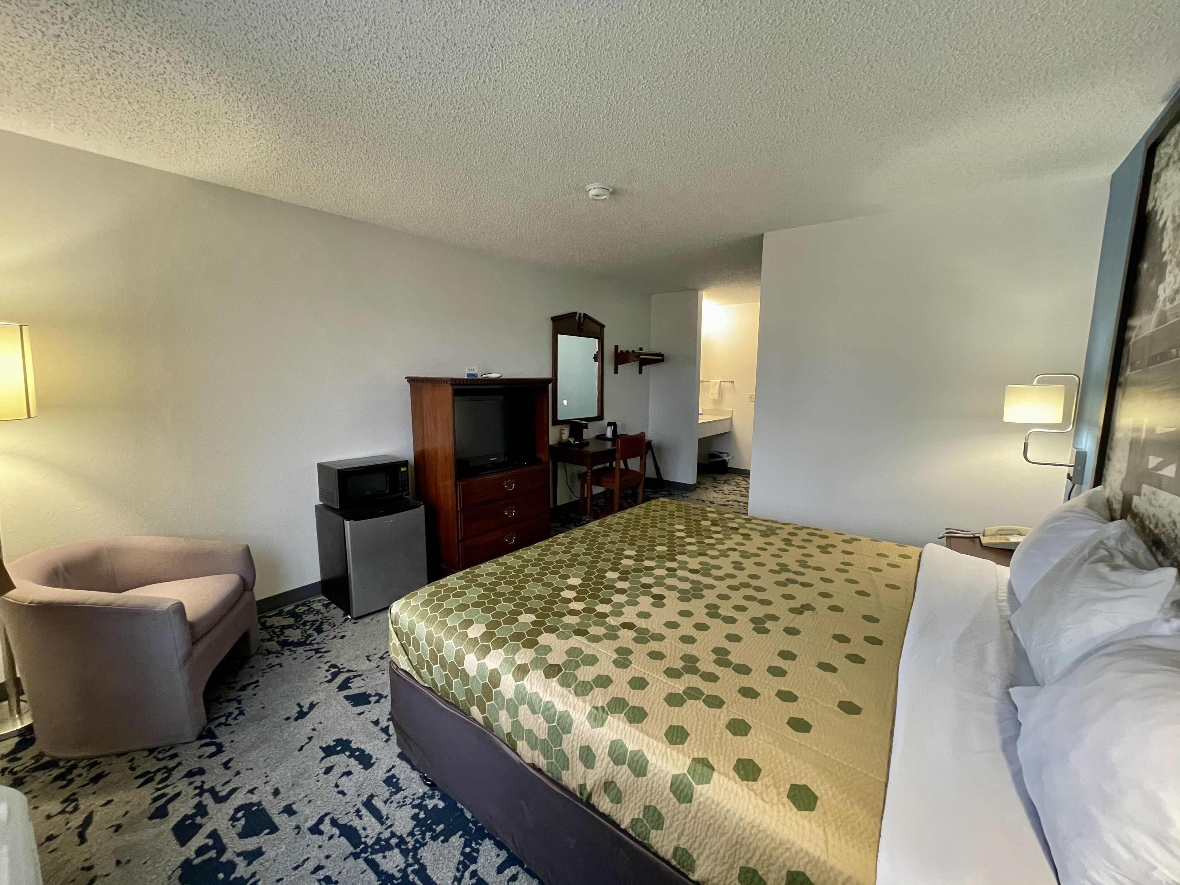 standard room, 1 king bed, non smoking | desk, laptop workspace, blackout curtains, soundproofing