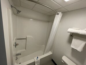 Combined shower/bathtub, free toiletries, hair dryer, towels - Lamoni inn & Suits (Lamoni)