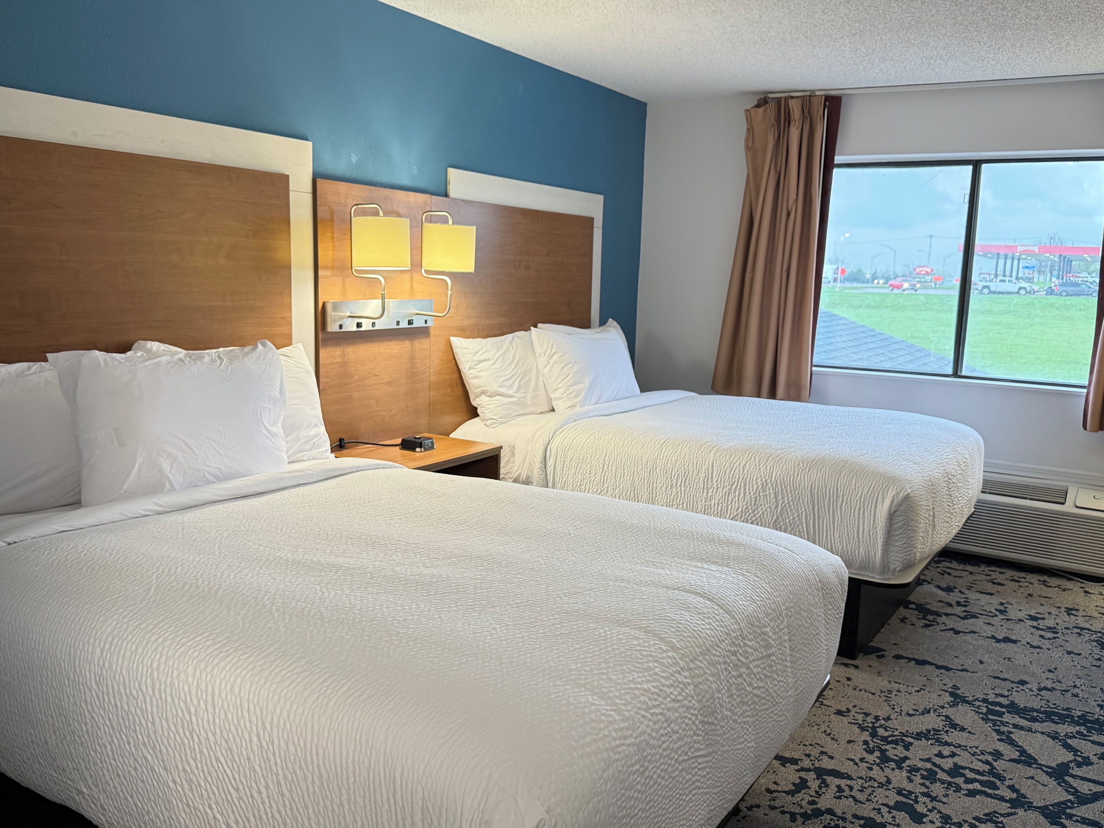 ห้องพัก, เตียงควีนไซส์ 2 เตียง, ปลอดบุหรี่ | โต๊ะทำงาน, พื้นที่ทำงานแบบใช้แล็ปท็อป, ผ้าม่านกันแสง, ห้องเก็บเสียง