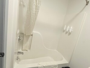 Vòi sen/bồn tắm kết hợp, đồ dùng nhà tắm miễn phí, máy sấy tóc 
