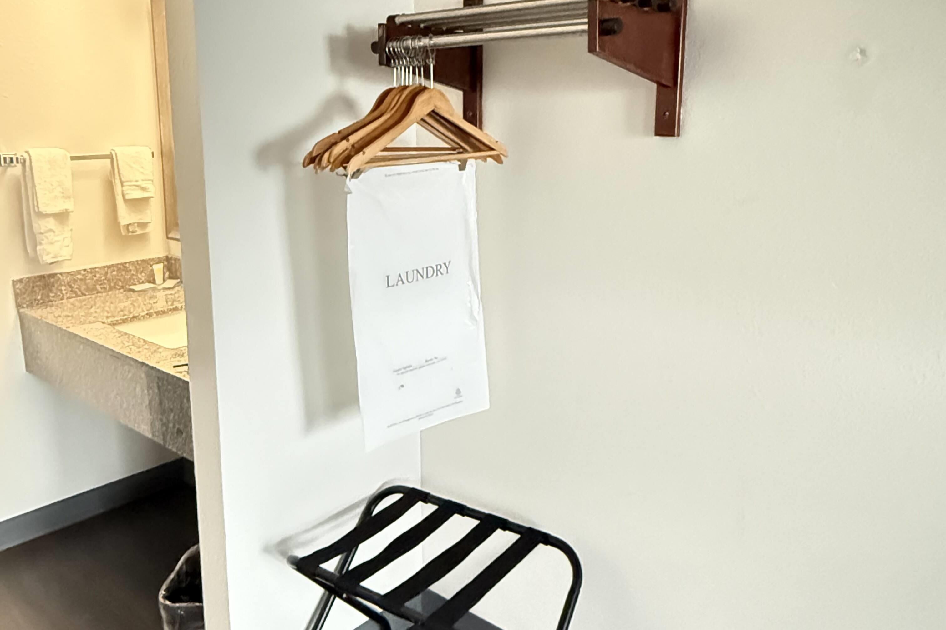 Työpöytä, kannettavalle tietokoneelle sopiva työtila, pimennysverhot