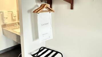 Työpöytä, kannettavalle tietokoneelle sopiva työtila, pimennysverhot