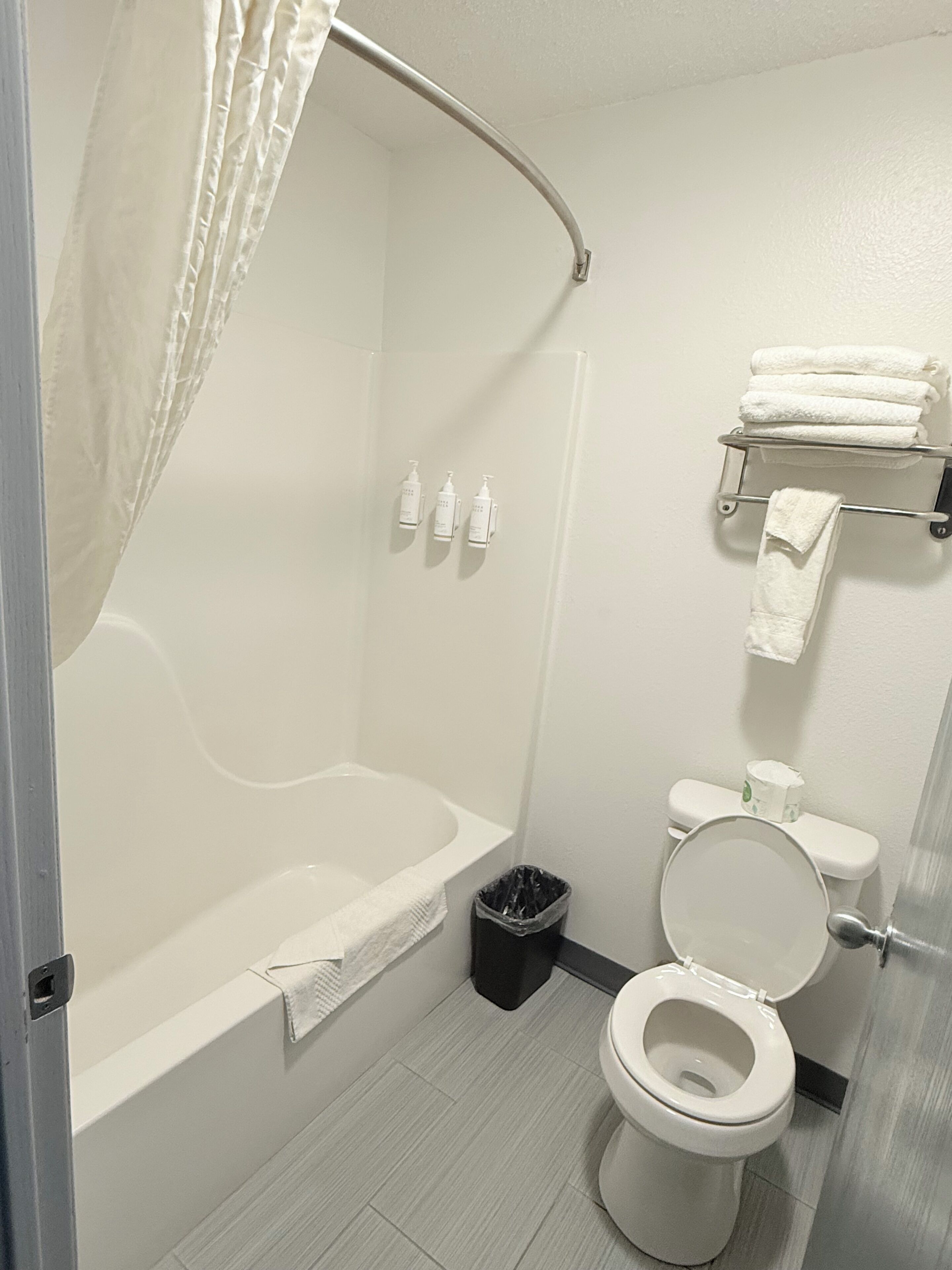 Een bad/douchecombinatie, gratis toiletartikelen, een haardroger