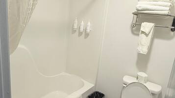 Een bad/douchecombinatie, gratis toiletartikelen, een haardroger
