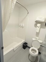 Bañera con ducha, artículos de tocador gratuitos, secador de pelo