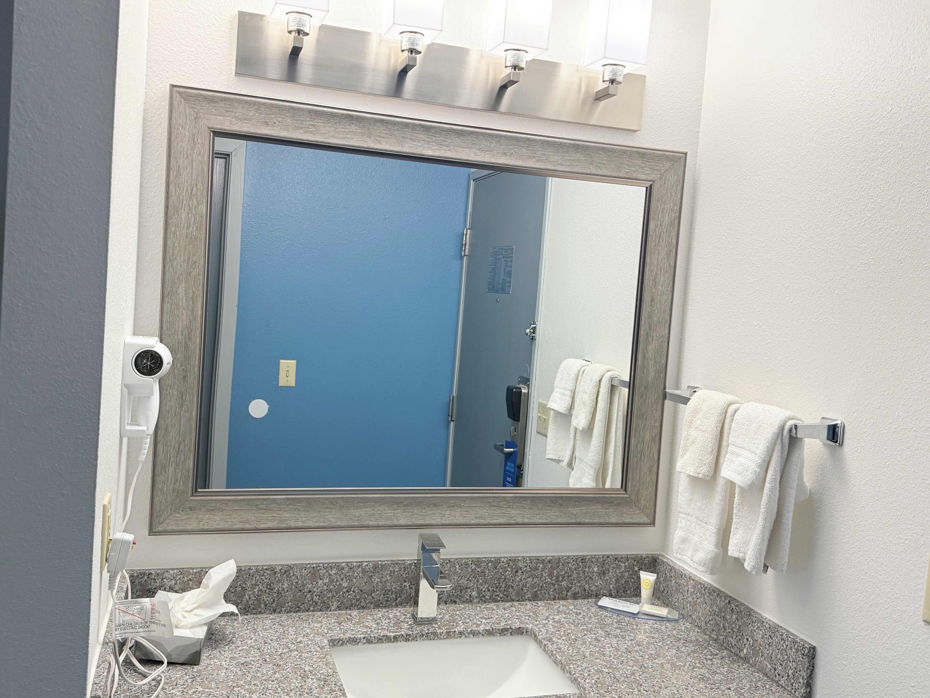 Combined shower/bathtub, free toiletries, hair dryer, towels