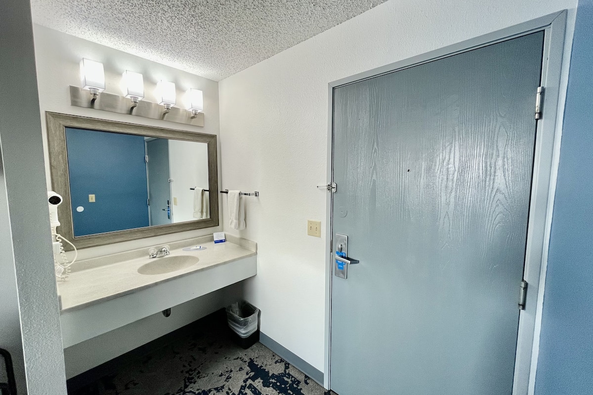 combined shower/bathtub, free toiletries, hair dryer, towels