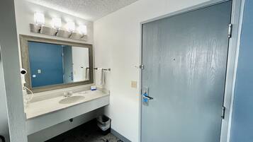 淋浴/浴缸二合一、免費盥洗用品、吹風機、毛巾