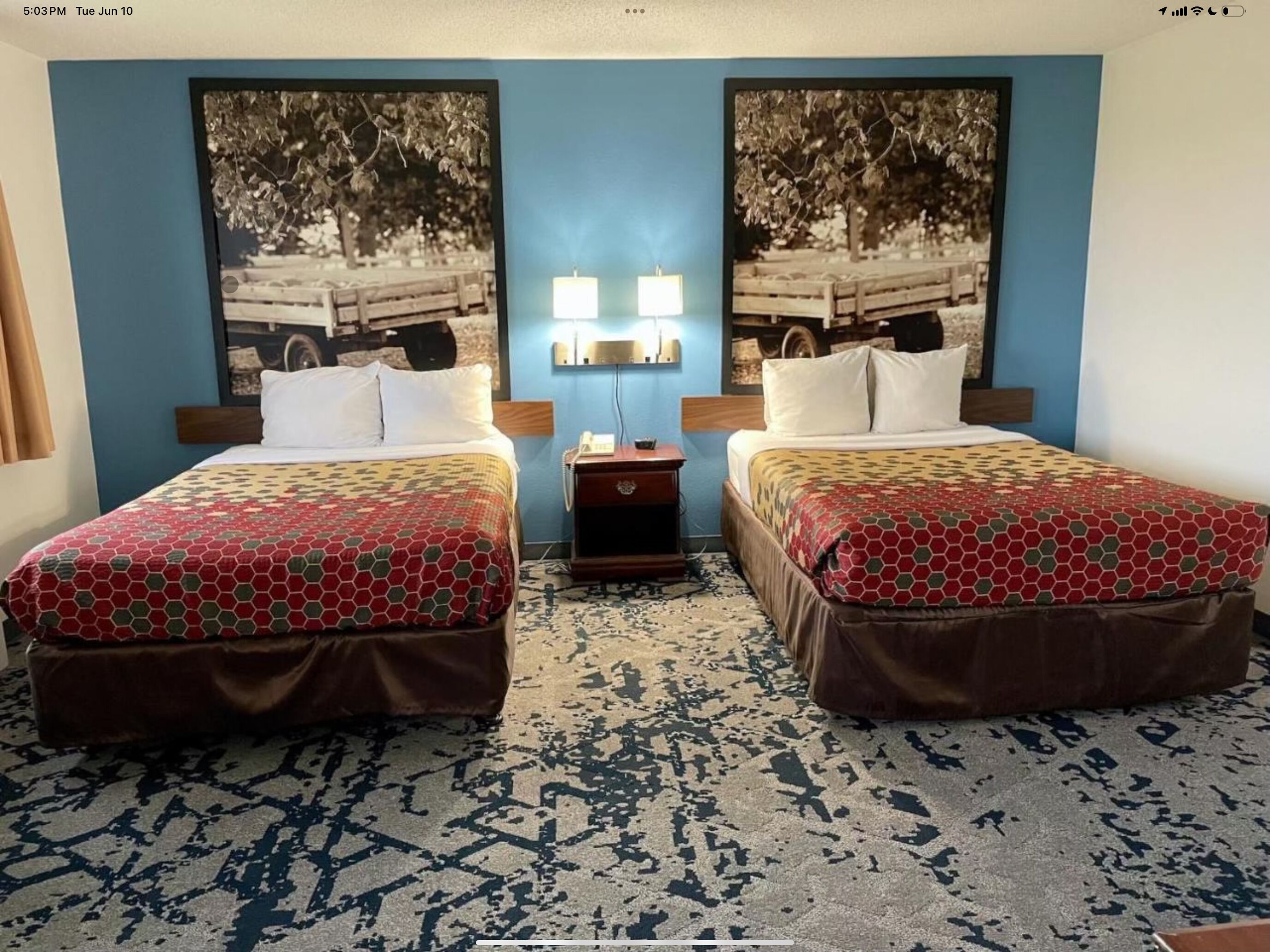 Escritorio, espacio para trabajar con laptop y cortinas blackout 