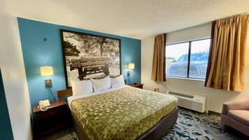 Quarto, 1 cama King, acessível para pessoas com deficiência física (Mobility, Bathtub W/grab Bars) | Escrivaninha, espaço de trabalho para notebook, cortinas blackout