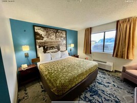 Escritorio, espacio para trabajar con laptop y cortinas blackout 